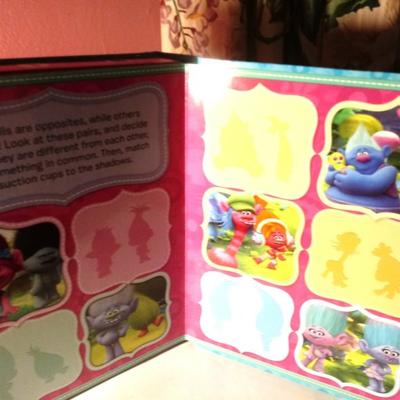 TROLLS ACTIVITY STORIES COLORFUL BOOK WITH 10 TOYS AND STORYBOOK - Picture 8 of 13